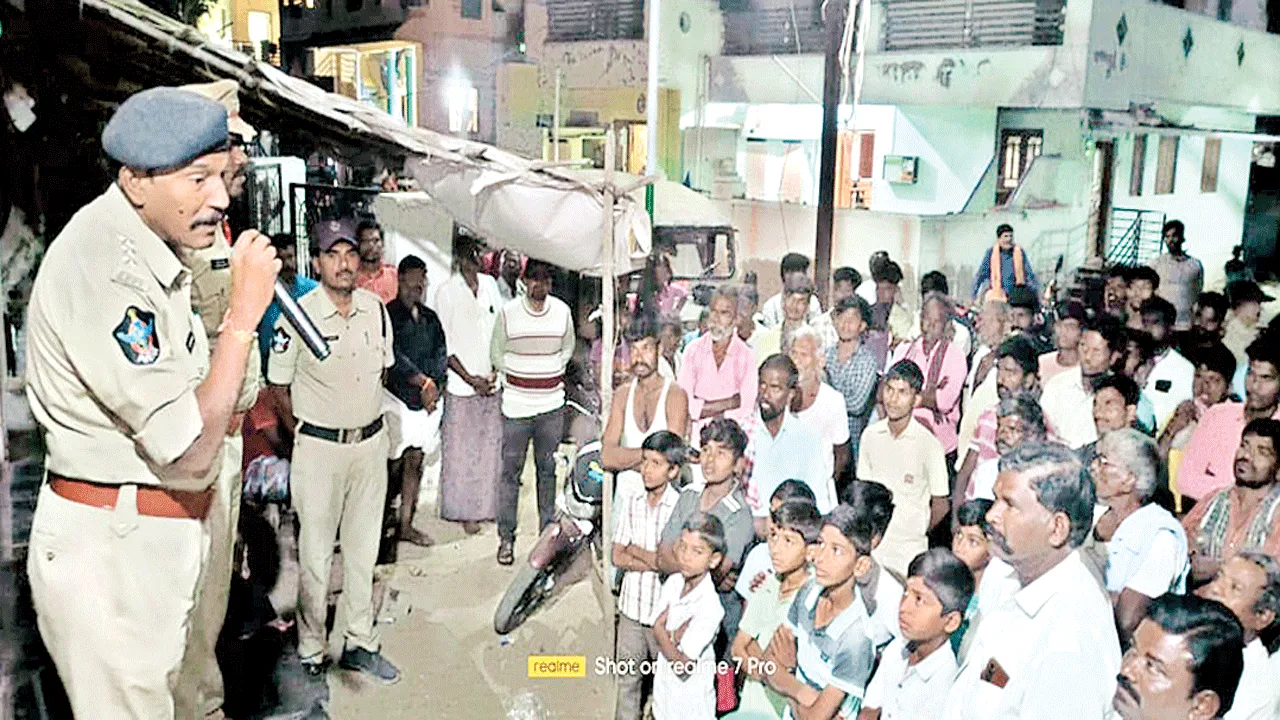 చట్టాలపై అవగాహన పెంచుకోవాలి: డీఎస్పీ