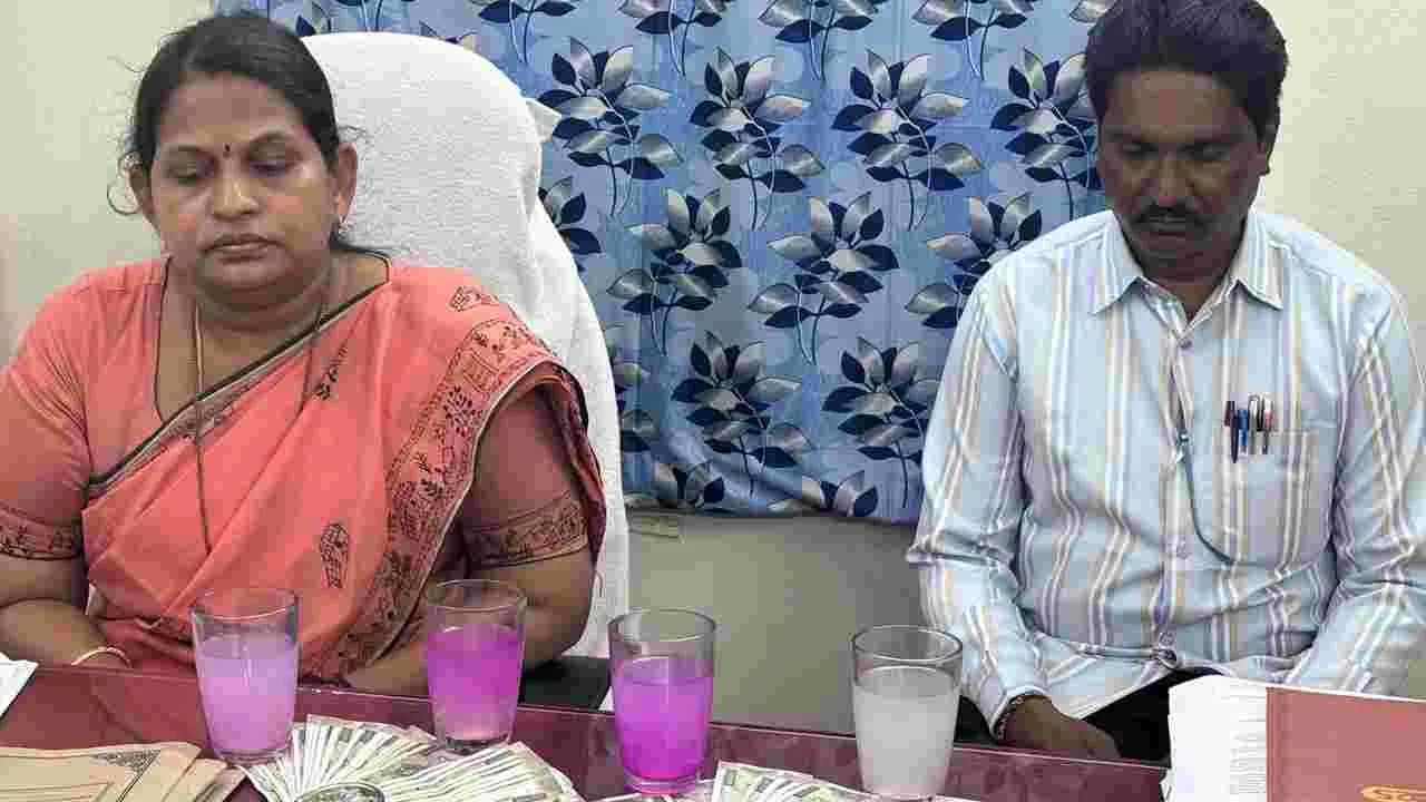 ఏసీబీకి పట్టుబడ్డ తహసీల్దార్, వీఆర్వో