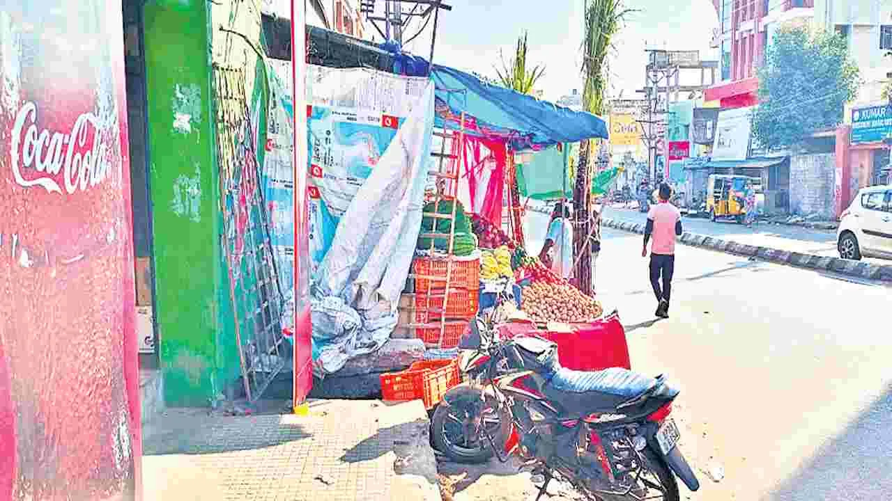 ఫుట్పాత్లు కబ్జా!