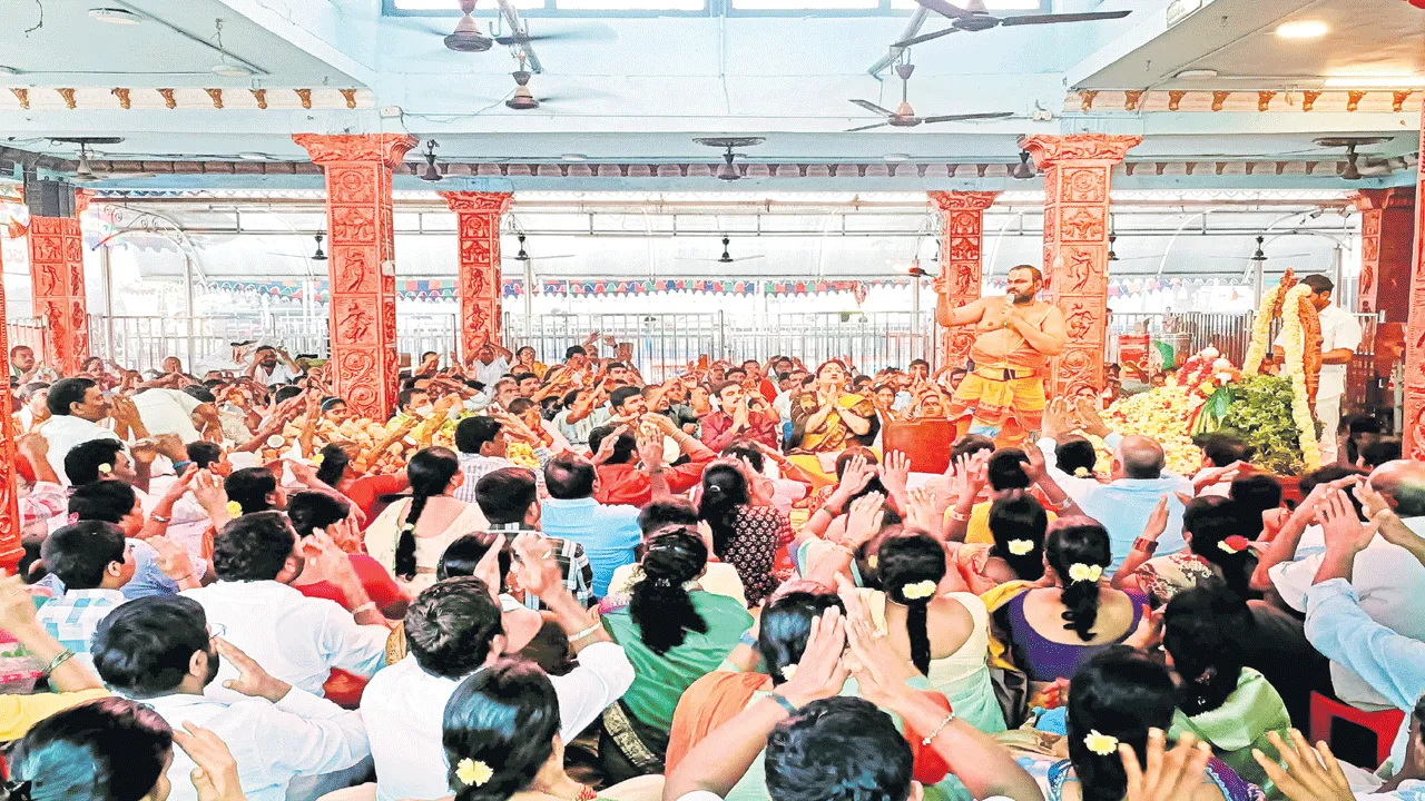 కిటకిటలాడిన వాడపల్లి వెంకన్న ఆలయం