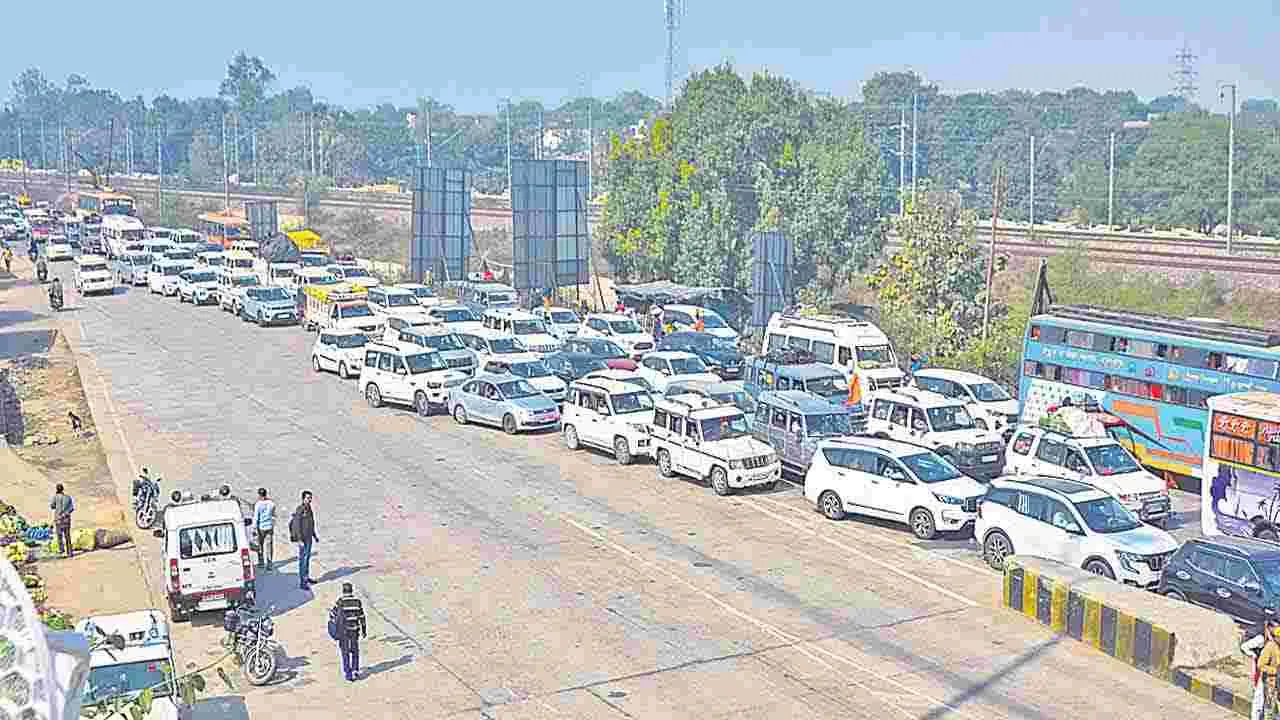 Traffic Jam : భారీగా నిలిచిపోయిన వాహనాలు