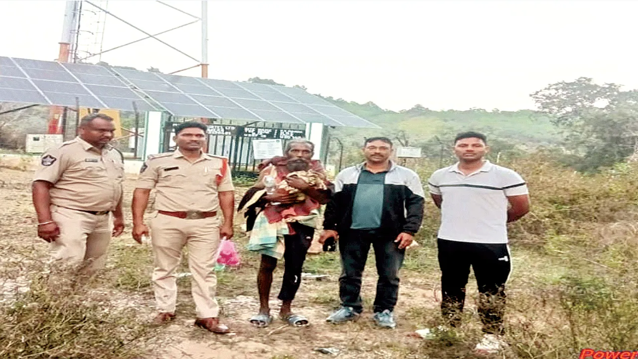 సెల్ టవర్ ఎక్కి వ్యక్తి హల్చల్