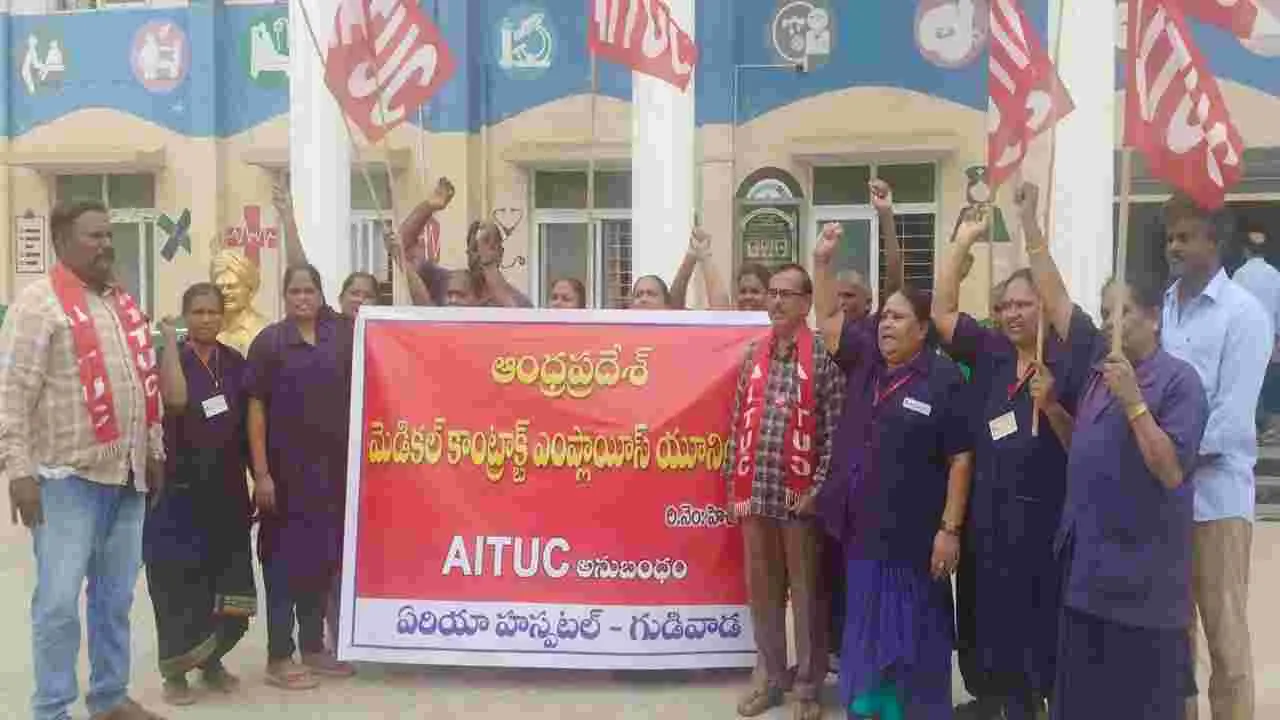 జీతాలు చెల్లించాలి