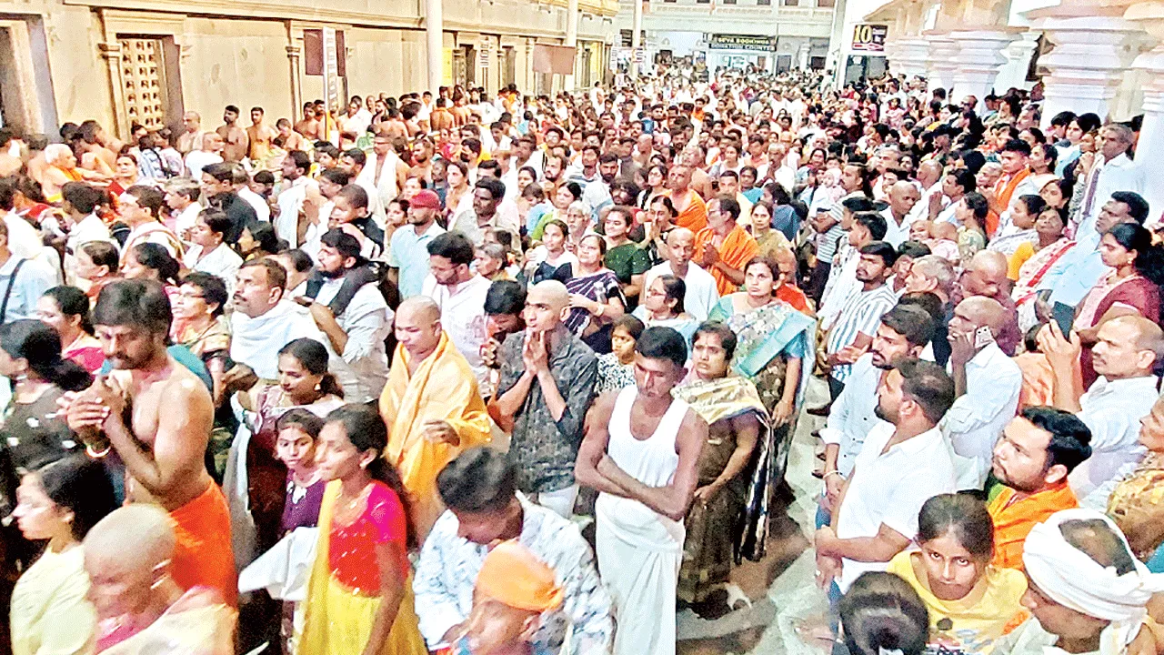 మంత్రాలయంలో పోటెత్తిన భక్తులు