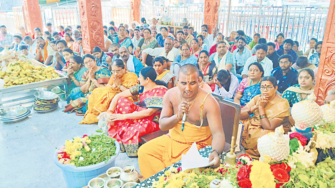 వాడపల్లి ఆలయానికి పోటెత్తిన భక్తులు