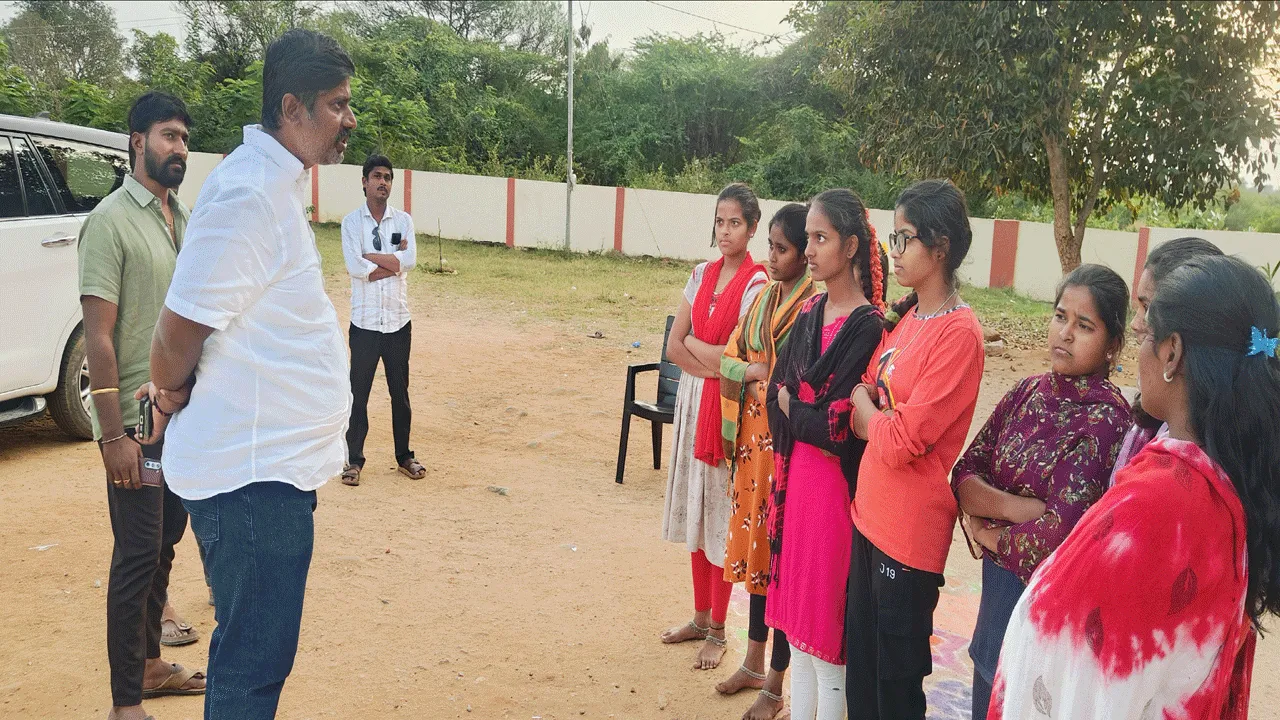 విద్యార్థుల చేత వెట్టిచాకిరి చేయిస్తే ఊరుకోం