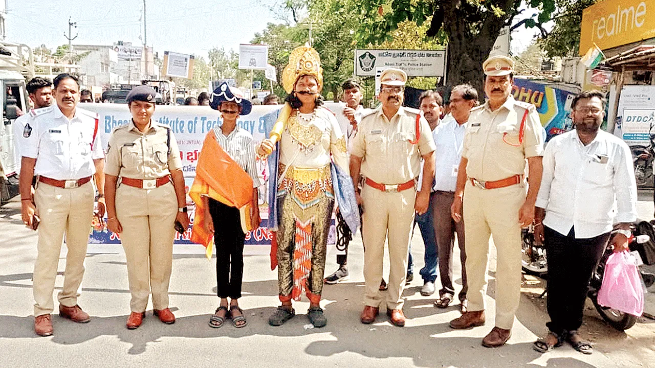 ఆదోని రోడ్లపై యమ ధర్మరాజు