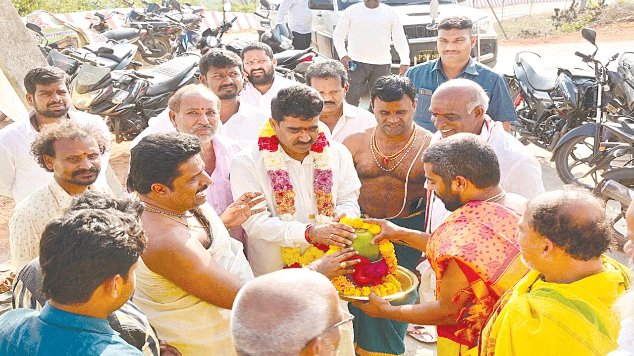 ఆలయాల అభివృద్ధికి కృషి : ఎమ్మెల్యే శంకర్