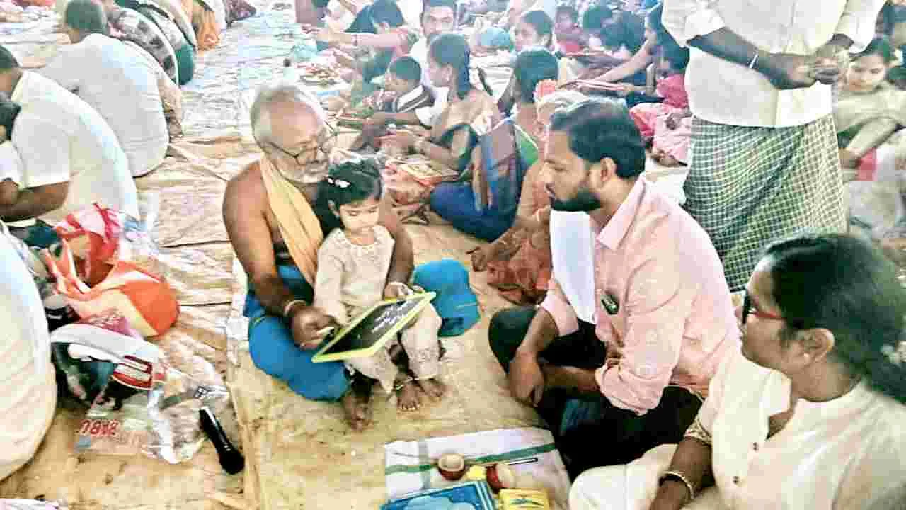 కొలనుభారతికి పోటెత్తిన భక్తులు