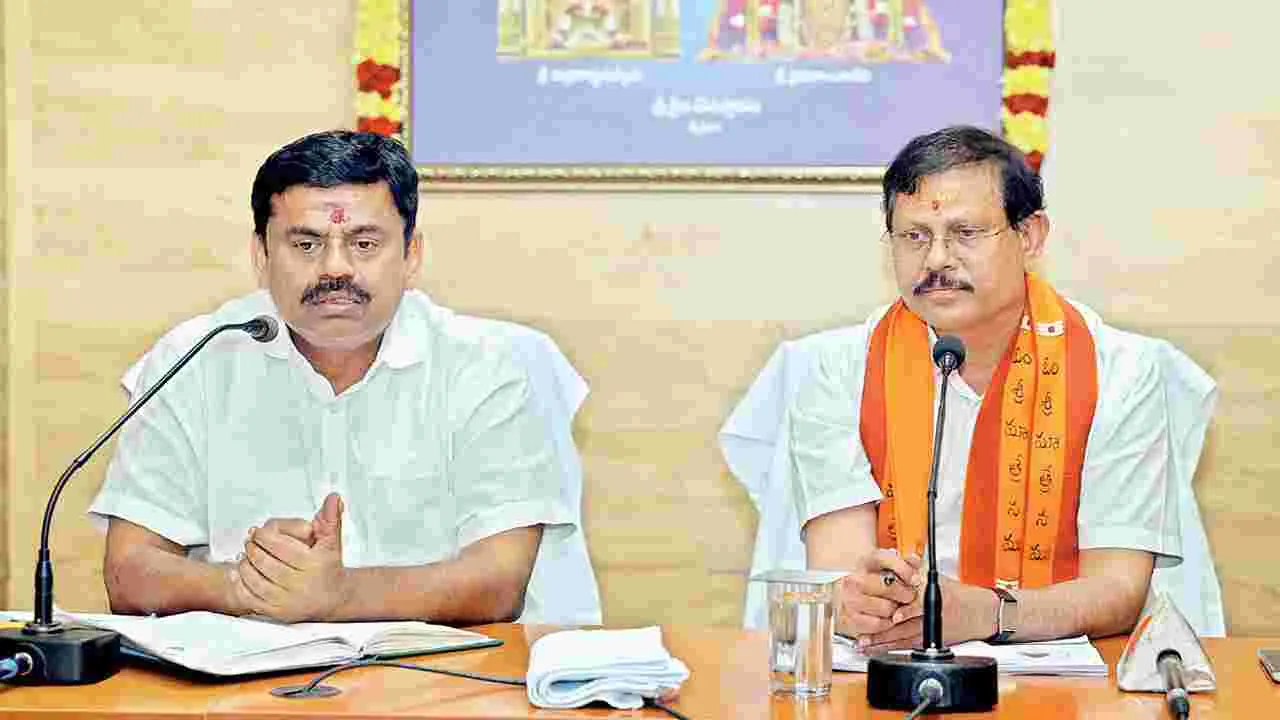 భక్తులకు సకల సదుపాయాలు కల్పించాలి