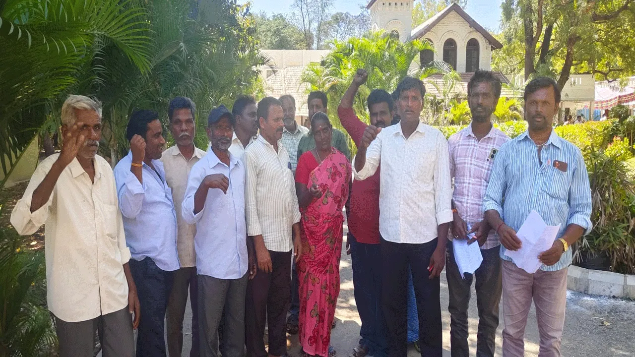 వ్యవసాయ భూములకు దారి సౌకర్యం కల్పించండి