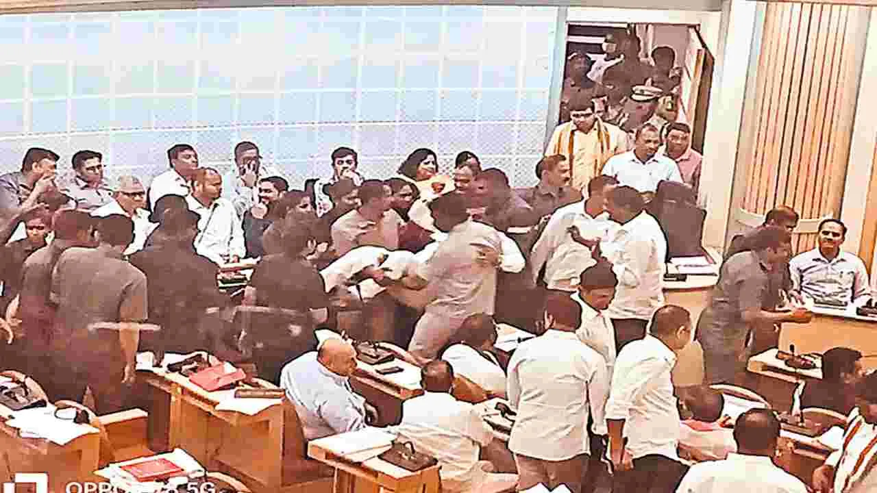 GHMC: కౌన్సిల్ నుంచి బీఆర్ఎస్ సభ్యులు బయటకు