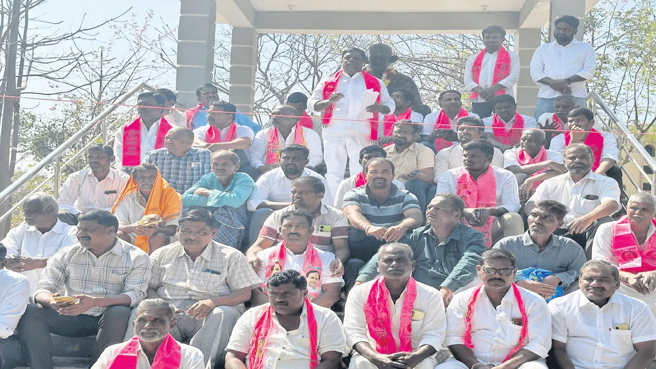 గద్దె దిగాలి