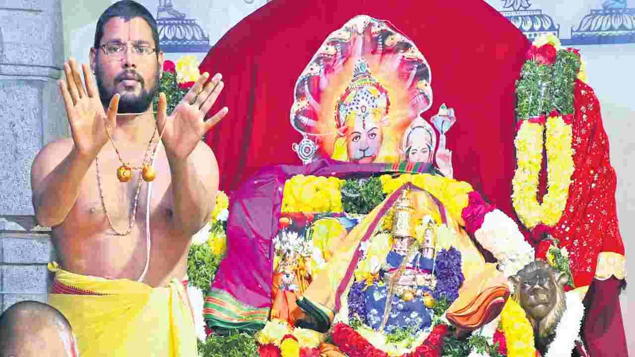 యాదగిరీశుడికి శాస్త్రోక్తంగా నిత్యపూజలు