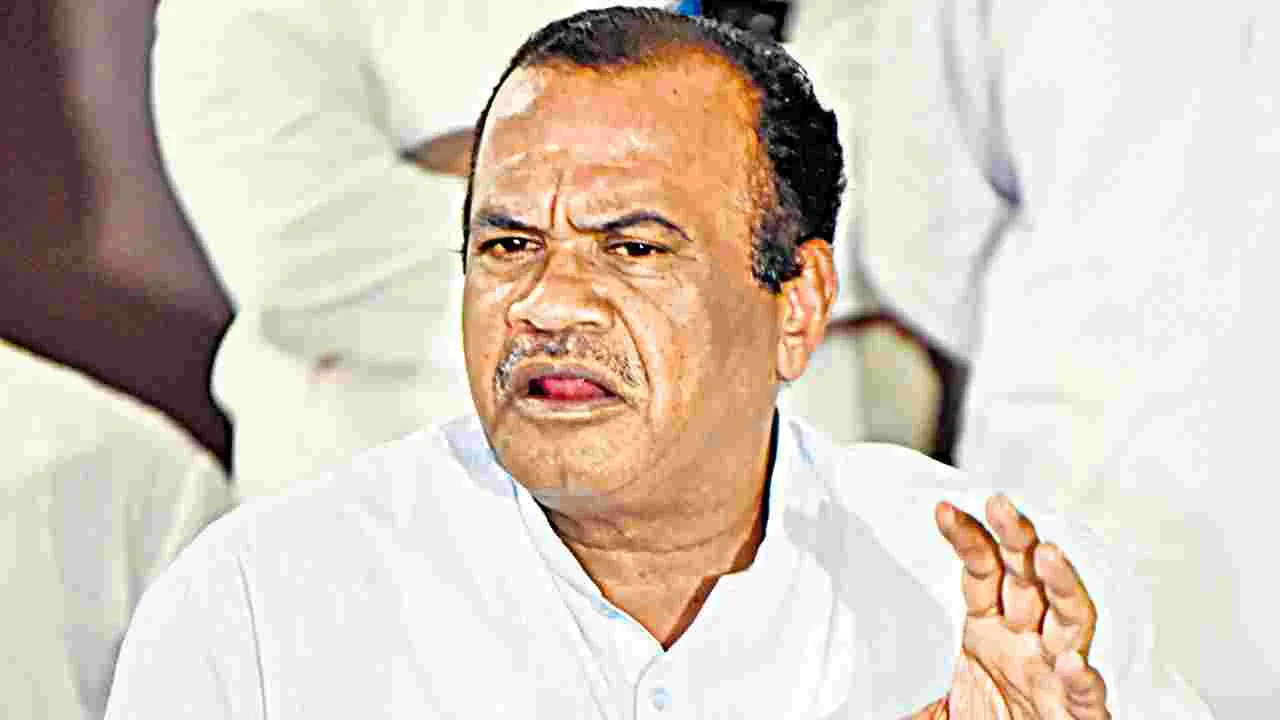 Komatireddy Venkat Reddy: కేటీఆర్, హరీశ్ నా కాలి గోటికి సరిపోరు