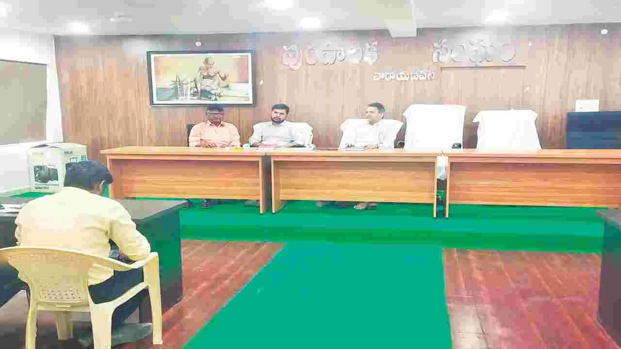 అధికారుల పనితీరు మెరుగుపర్చుకోవాలి