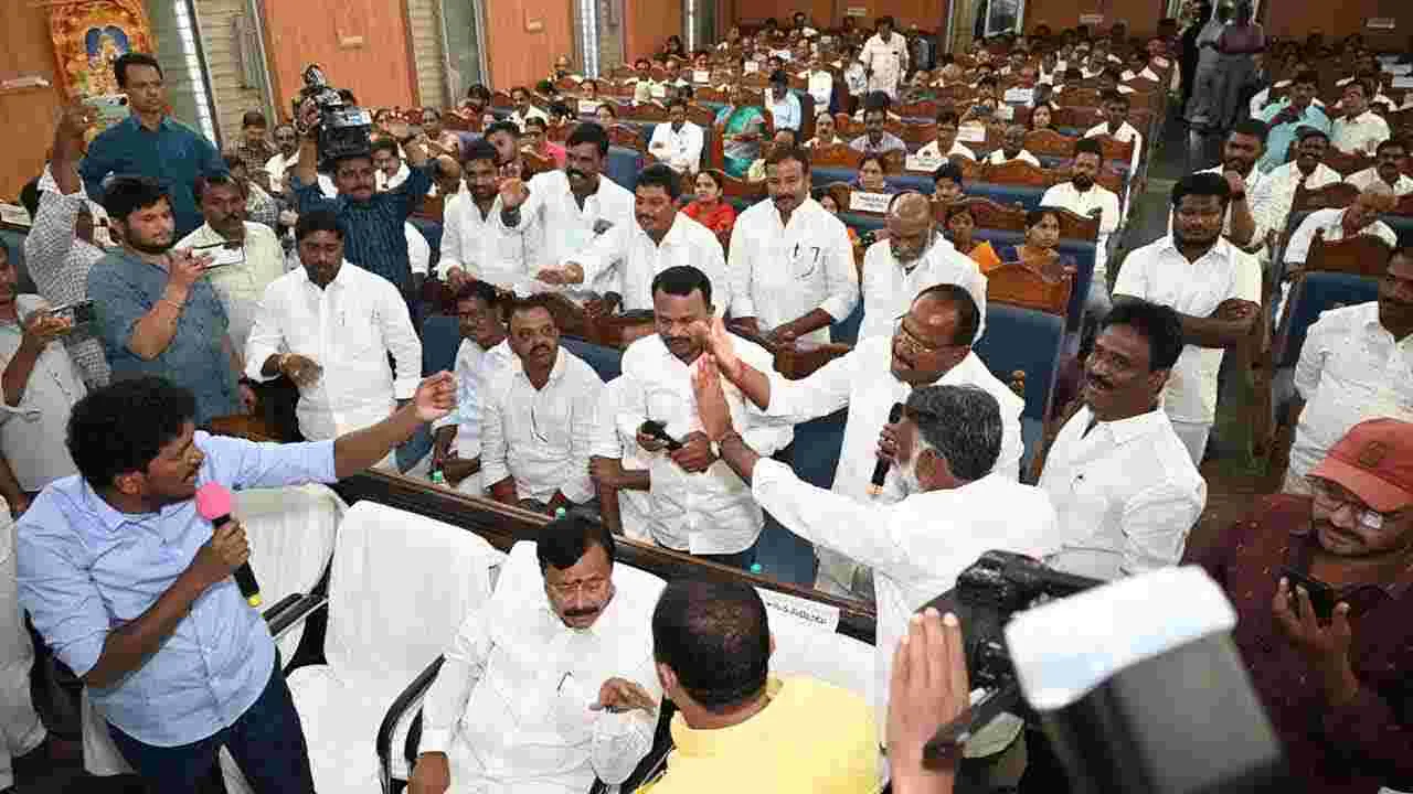 Anantapur ZP Meeting: అనంతపురం జెడ్పీ సమావేశం రసాభాస