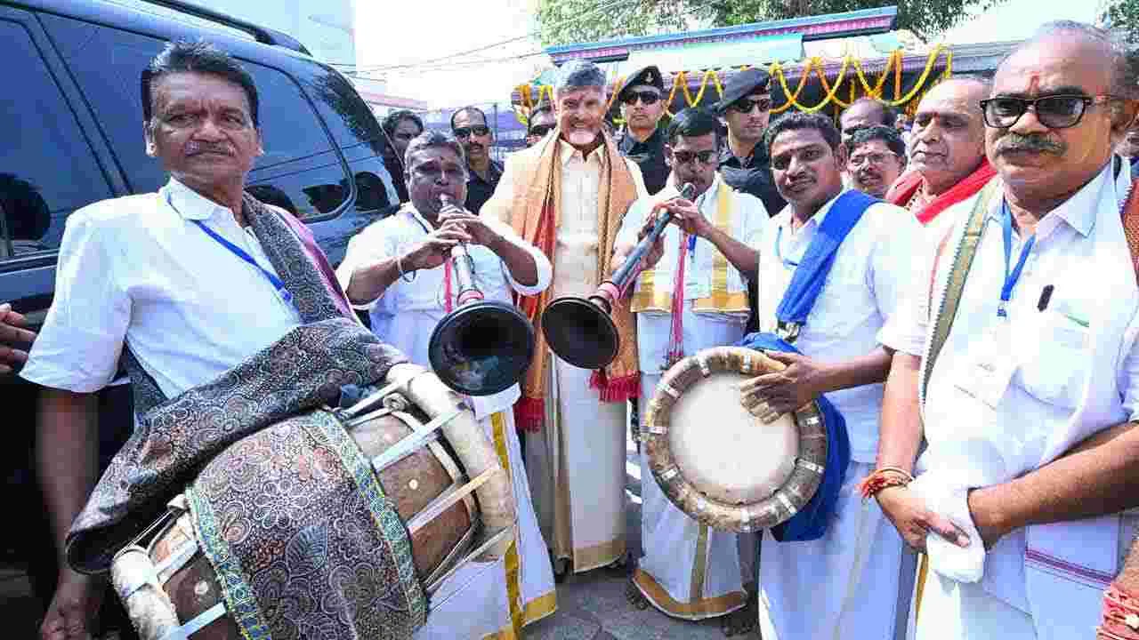 CM Chandrababu: వాసవి కన్యకాపరమేశ్వరి  ప్రత్యేక పూజల్లో సీఎం చంద్రబాబు