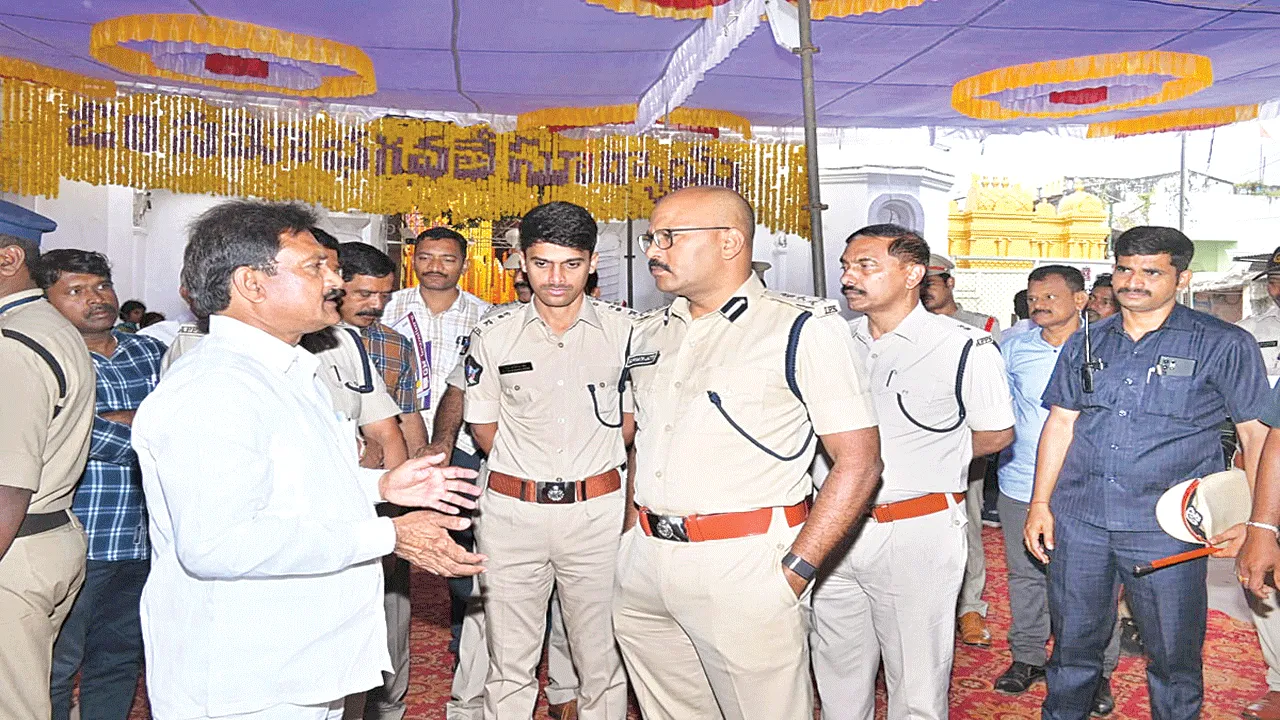 POLICE కట్టుదిట్టమైన బందోబస్తు