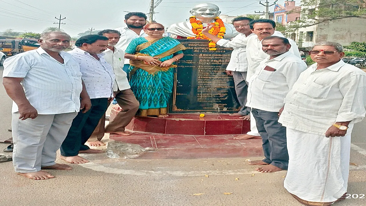 Mahatma మహాత్ముడి అడుగుజాడల్లో నడుద్దాం