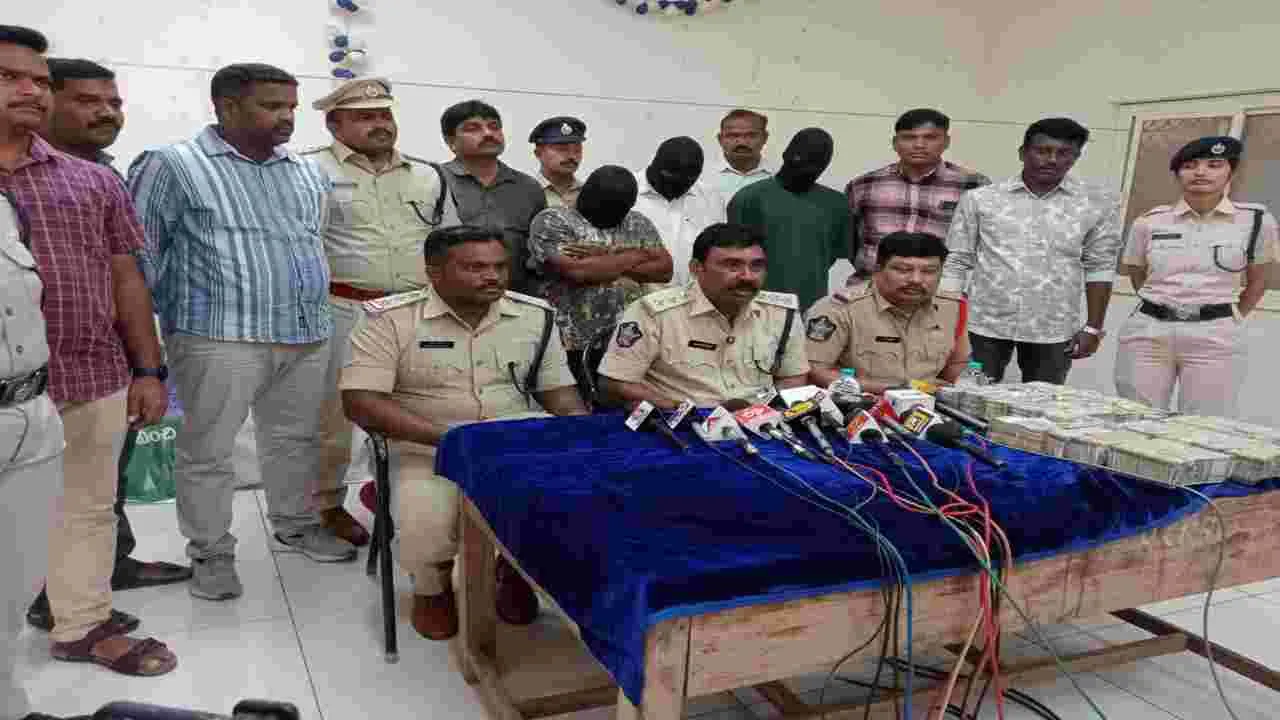 రెక్కీచేసి.. రైల్లో చోరీ