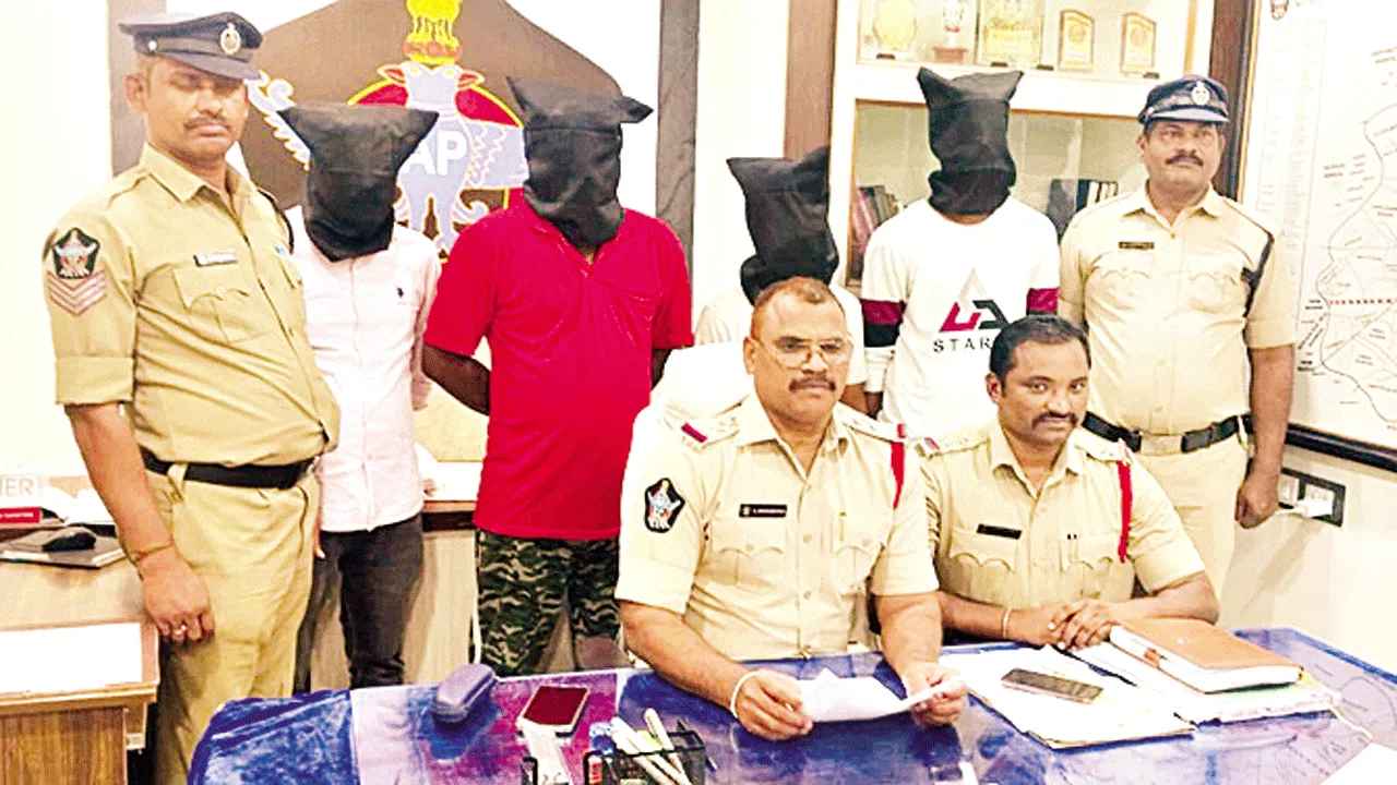 ఐదు కేజీల గంజాయితో నలుగురి అరెస్ట్