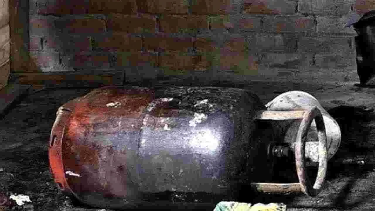 Gas cylinder explosion: దారుణం.. అందరూ నిద్రిస్తుండగా పేలిన గ్యాస్ సిలిండర్.. ఆ తర్వాత..