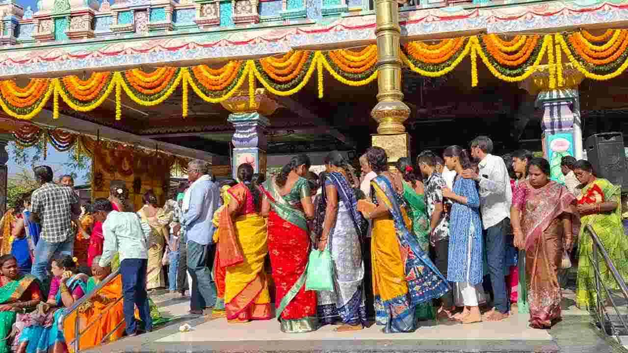Vasant Panchami: కరీంనగర్‌లో మహాశక్తి ఆలయంలో ఘనంగా  వసంత పంచమి వేడుకలు