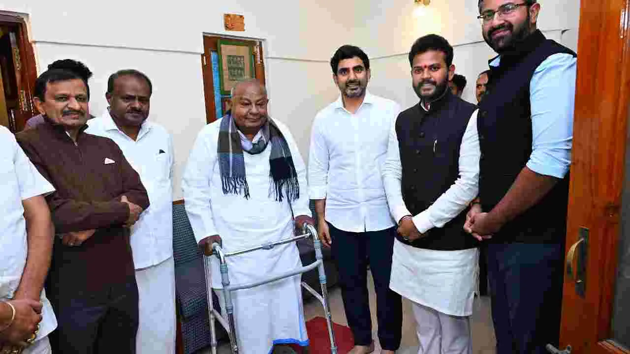 Nara Lokesh: మాజీ ప్రధానితో మంత్రి లోకేష్..