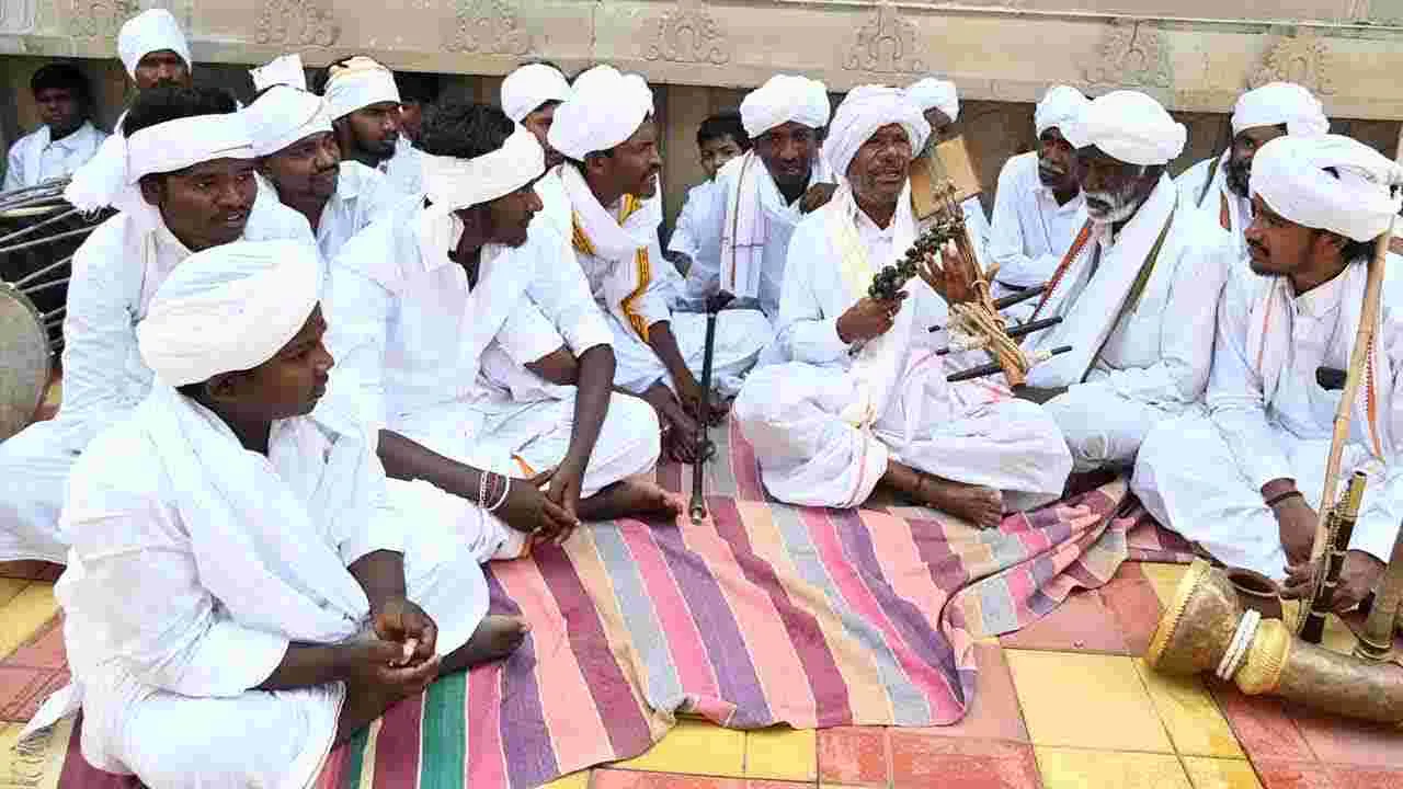 Nagoba Jatara 2025 : నాగోబా జాతరకు వేళాయే... దారులన్నీ కేస్లాపూర్ వైపే..