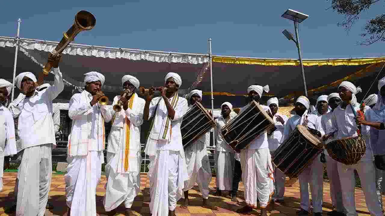 Nagoba Jatara 2025 : నాగోబా జాతరకు వేళాయే... దారులన్నీ కేస్లాపూర్ వైపే..