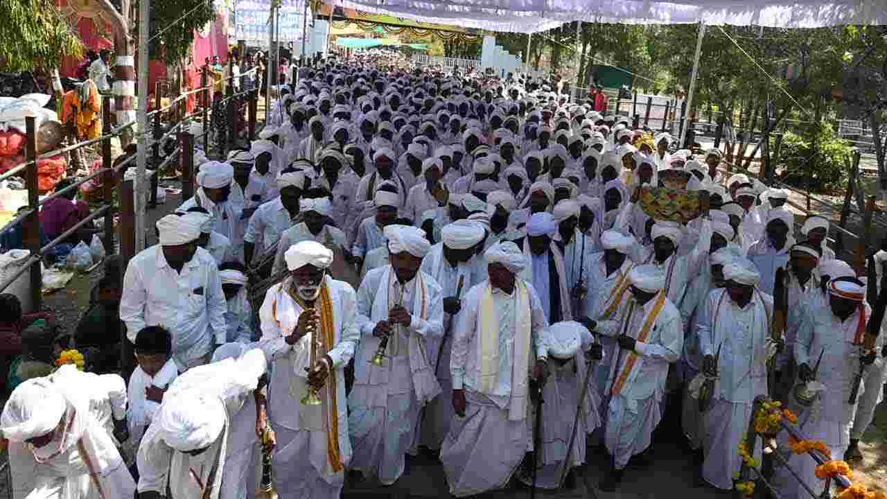 Nagoba Jatara 2025 : నాగోబా జాతరకు వేళాయే... దారులన్నీ కేస్లాపూర్ వైపే..