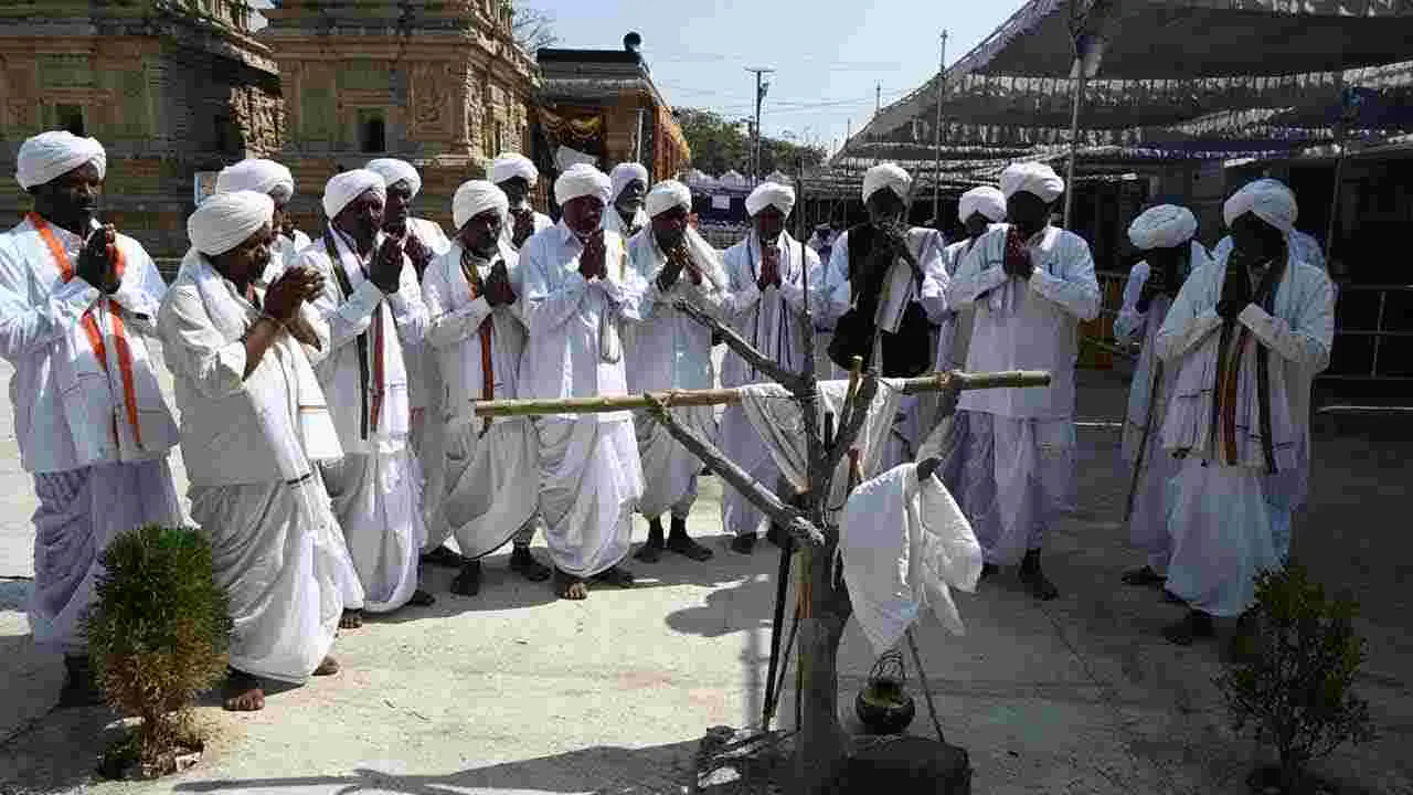 Nagoba Jatara 2025 : నాగోబా జాతరకు వేళాయే... దారులన్నీ కేస్లాపూర్ వైపే..