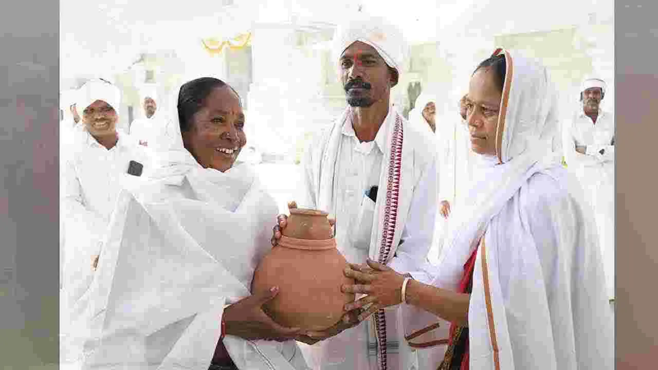 Nagoba Jatara 2025 : నాగోబా జాతరకు వేళాయే... దారులన్నీ కేస్లాపూర్ వైపే..