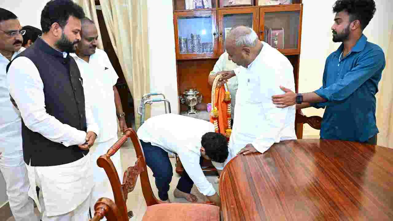 Nara Lokesh: మాజీ ప్రధానితో మంత్రి లోకేష్..