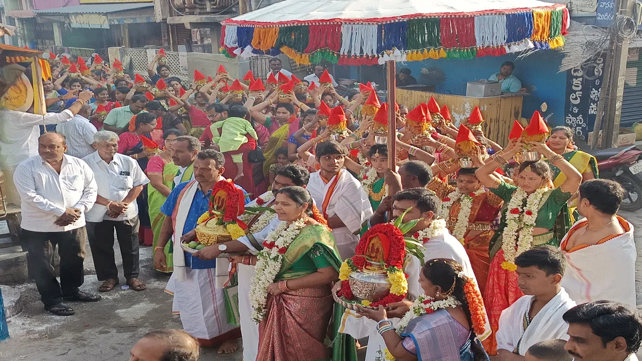 భక్తిశ్రద్ధలతో వాసవీమాతకు పూజలు