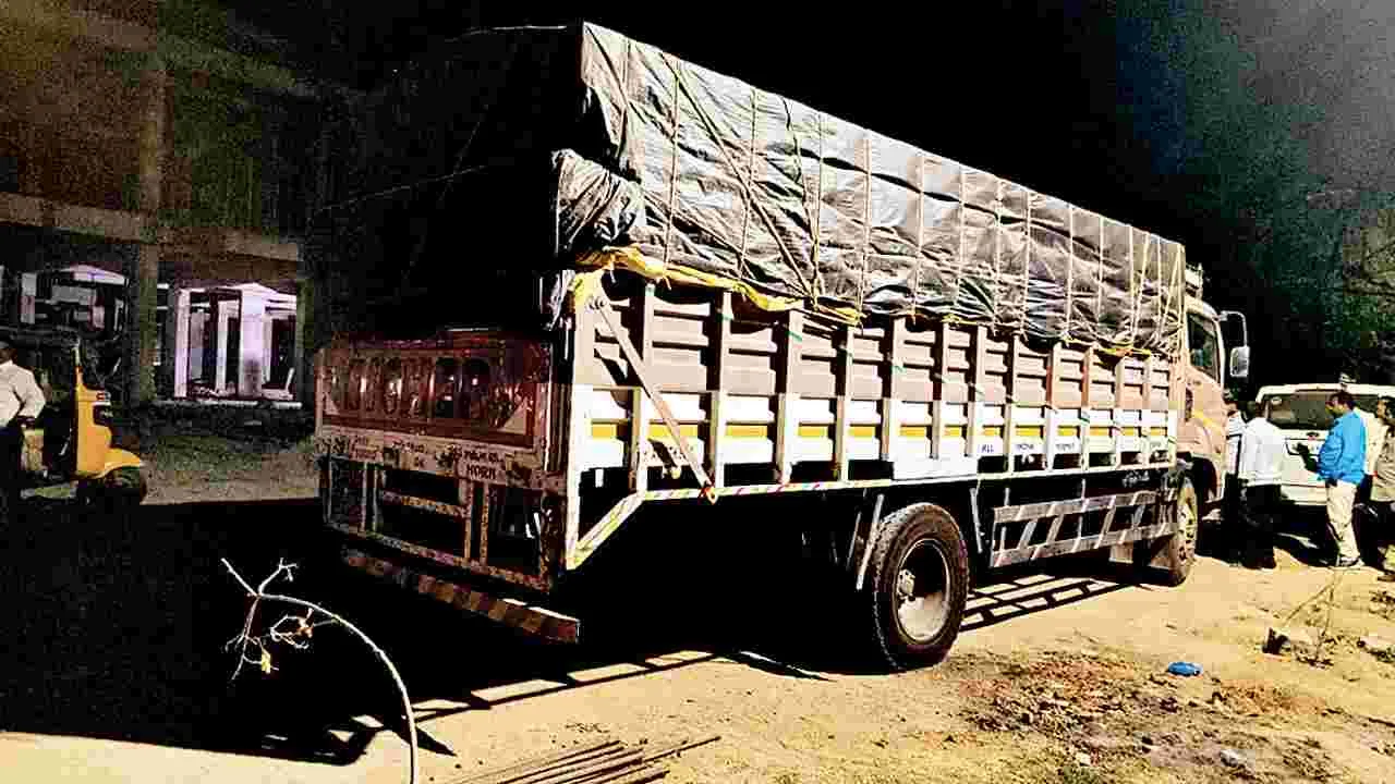 15 టన్నుల రేషన్ బియ్యం సీజ్