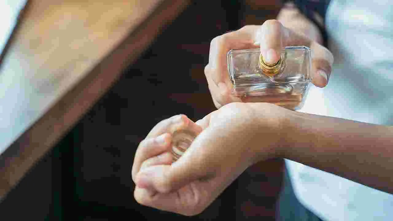 Perfume Effects : ఈ శరీర భాగాల్లో ఎప్పుడూ పెర్‌ఫ్యూమ్ వేయకండి.. చర్మానికి డేంజర్..