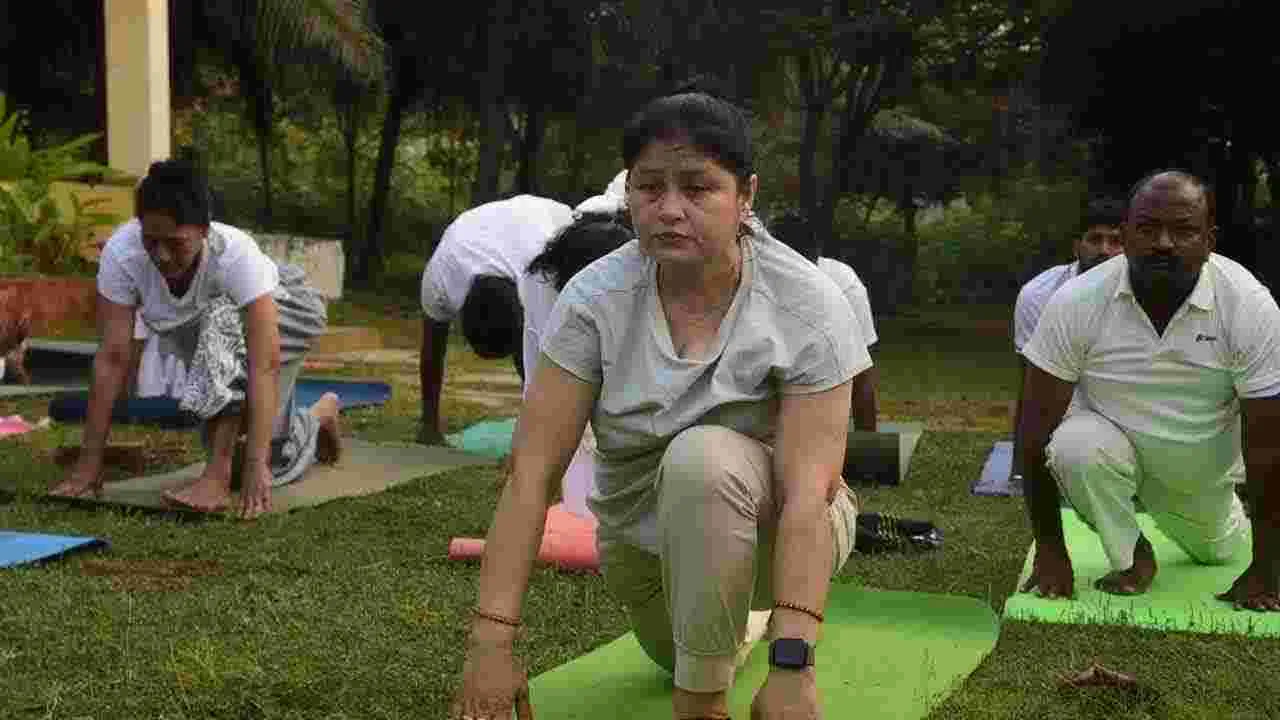  Surya Namaskaralu: విశాఖపట్నం ఆర్కే బీచ్‌లో సూర్య నమస్కారాలు