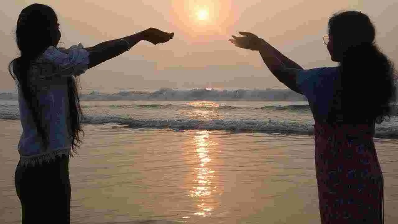  Surya Namaskaralu: విశాఖపట్నం ఆర్కే బీచ్‌లో సూర్య నమస్కారాలు