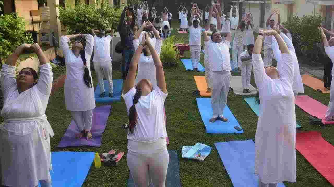  Surya Namaskaralu: విశాఖపట్నం ఆర్కే బీచ్‌లో సూర్య నమస్కారాలు