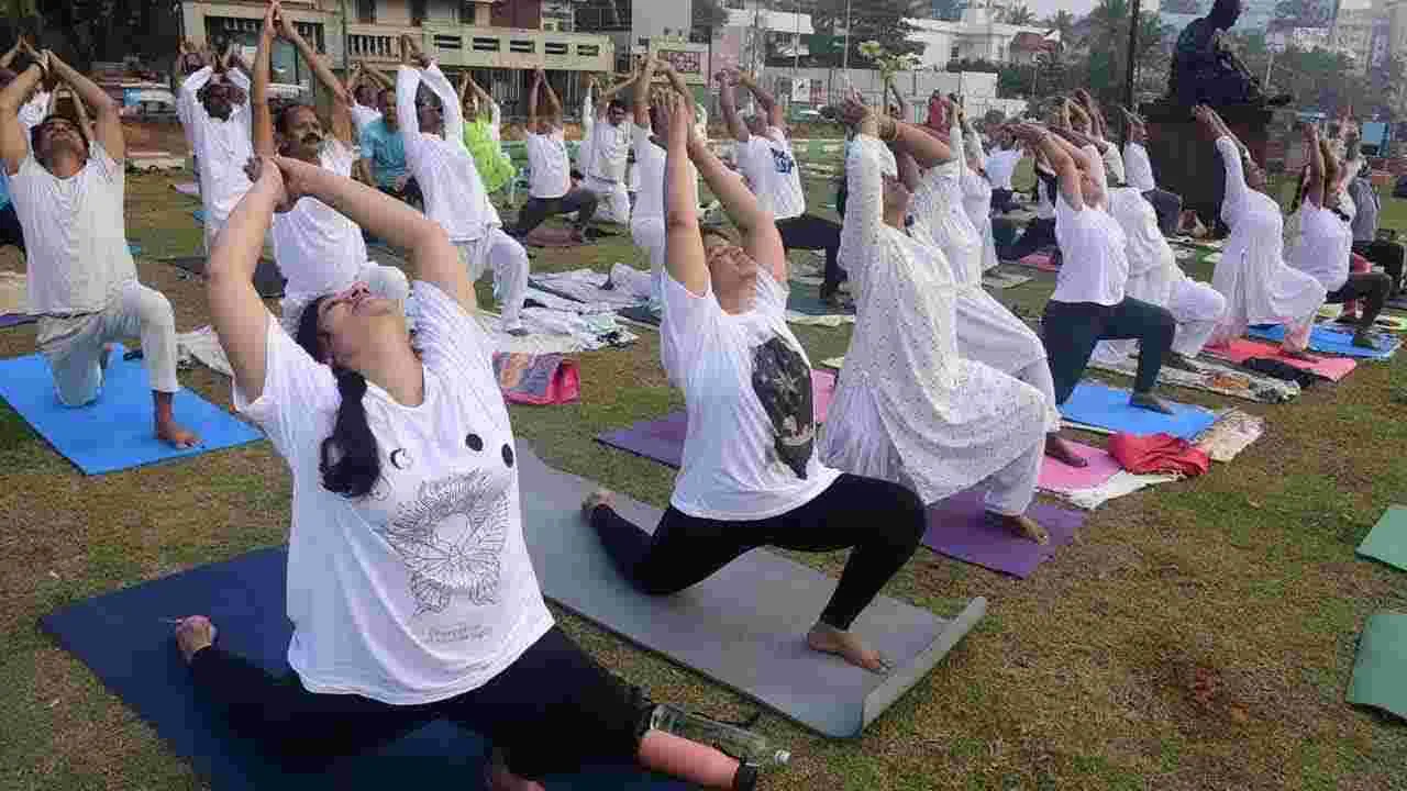  Surya Namaskaralu: విశాఖపట్నం ఆర్కే బీచ్‌లో సూర్య నమస్కారాలు