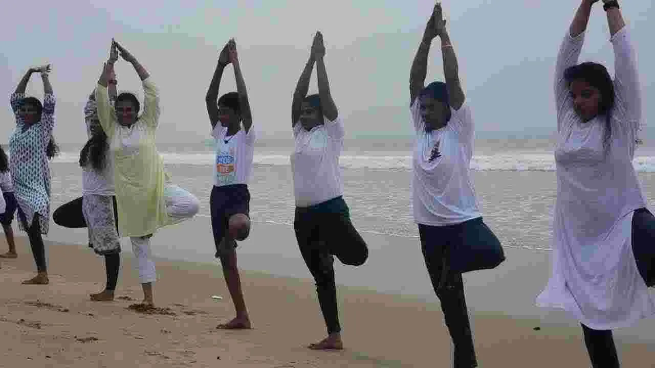  Surya Namaskaralu: విశాఖపట్నం ఆర్కే బీచ్‌లో సూర్య నమస్కారాలు
