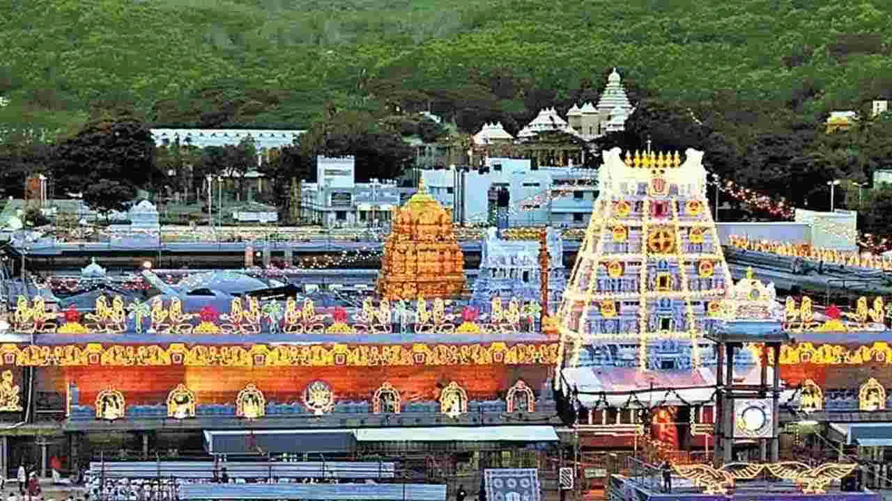 Tirumala: శ్రీవారి భక్తులకు షాక్ ఇస్తున్న నకిలీ టికెట్ల దళారీలు..
