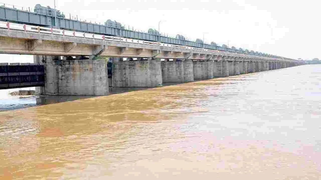 ఉద్యోగులను వేధిస్తున్నారు