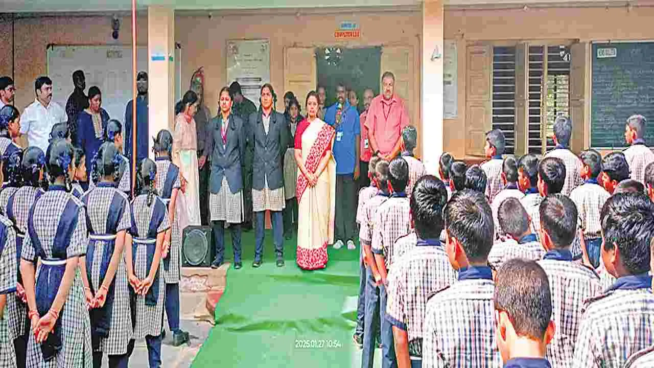 Free Education : ఎన్టీఆర్‌ మోడల్‌ స్కూల్‌ను సందర్శించిన భువనేశ్వరి