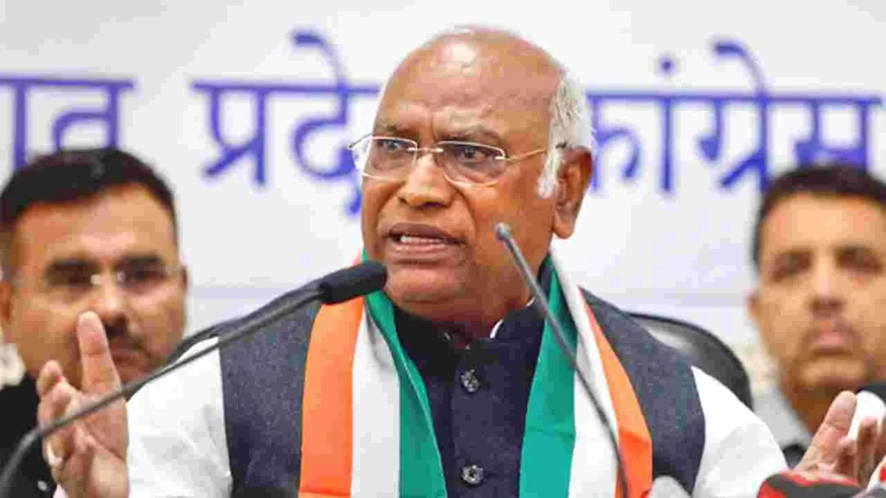 Mallikarjun Kharge : గంగలో మునిగితే పేదరికం పోతుందా: ఖర్గే