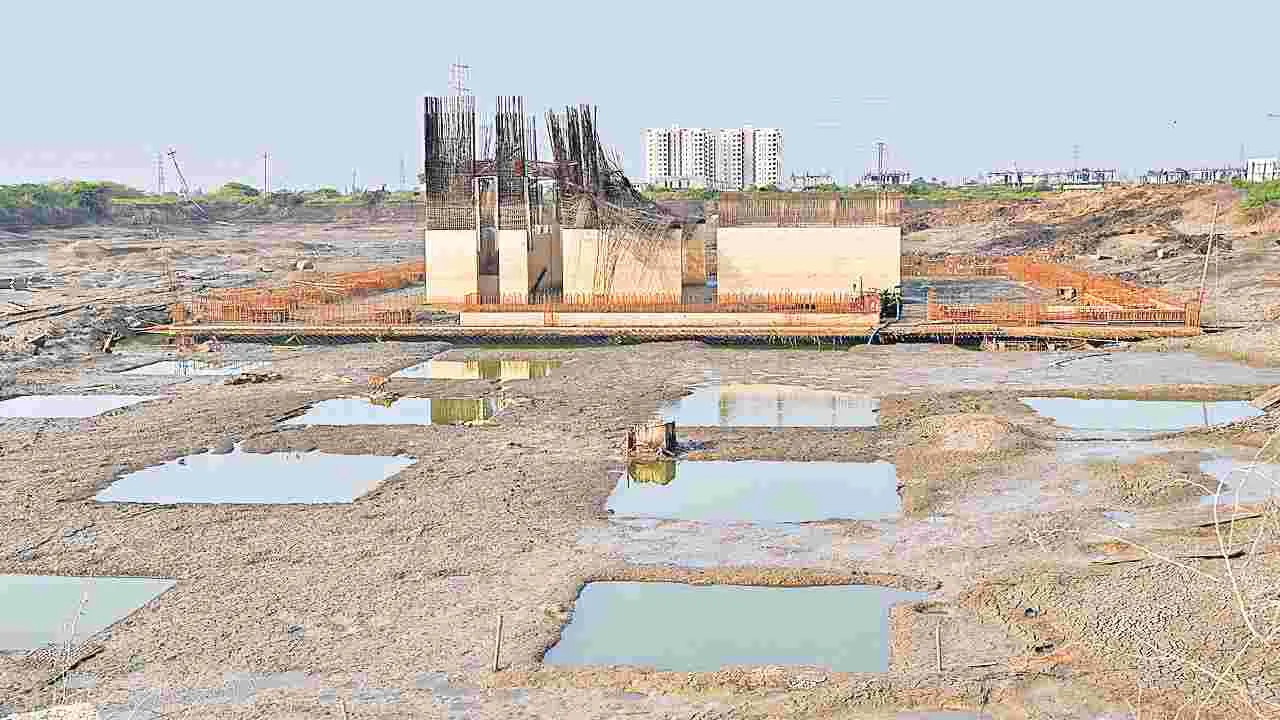 Vijayawada : రాజధాని టవర్లలో నీటి తోడివేత