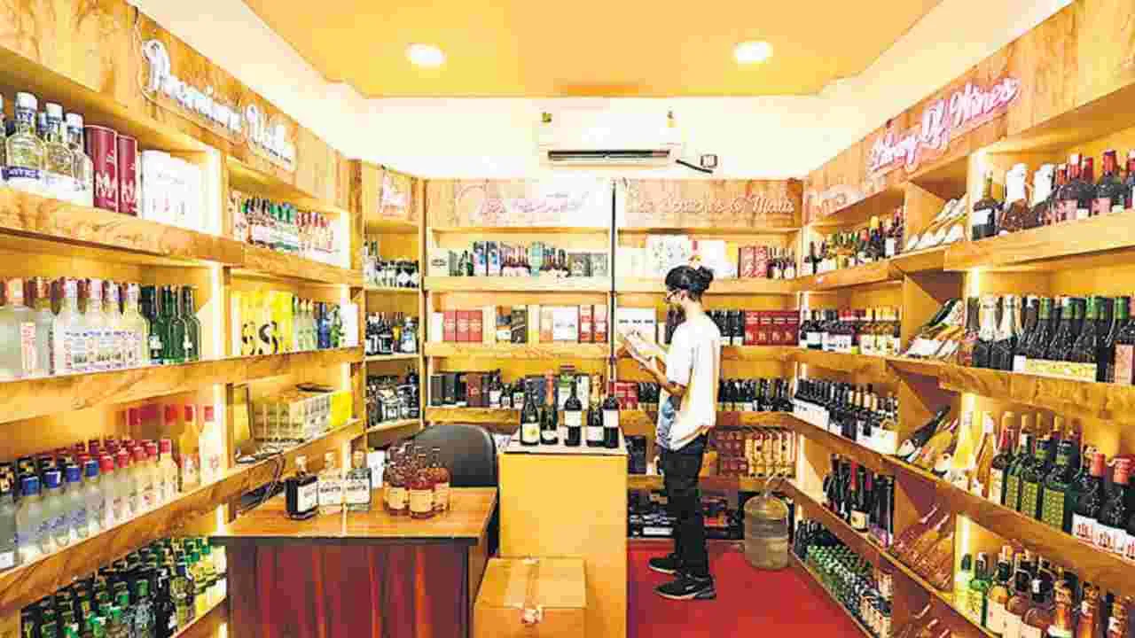 Excise Dept : పైవాళ్లకివ్వాలి.. పదివేలు ఇవ్వండి