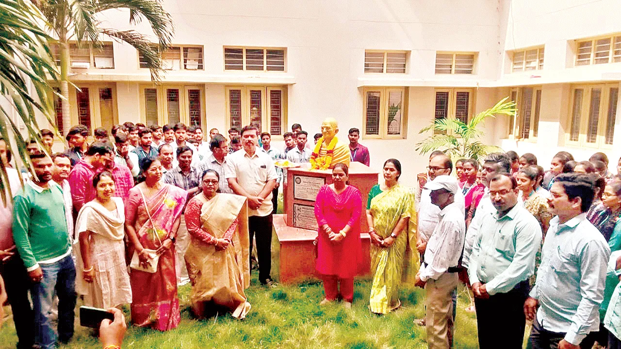 Gandhi's గాంధీ జీవితమే ఒక సందేశం